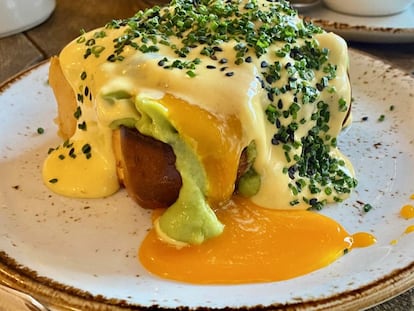 Pan brioche con crema de aguacate, huevo a baja temperatura y salsa holandesa. J. C. CAPEL