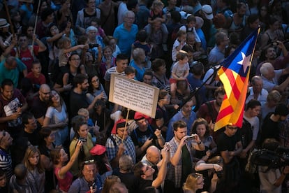 Una bandera independentista a la plaça de Sant Jaume.