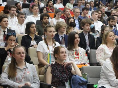 Estudiantes de 15 países durante la inauguración del Mundial de Física en Colombia.