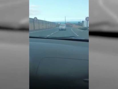 Vídeo | Un coche conducido marcha atrás invade el carril contrario en Tenerife