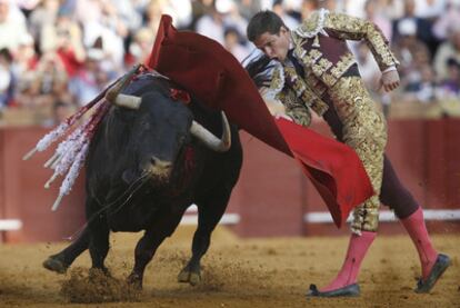 Julián López, <i>El Juli,</i> con su segundo toro.