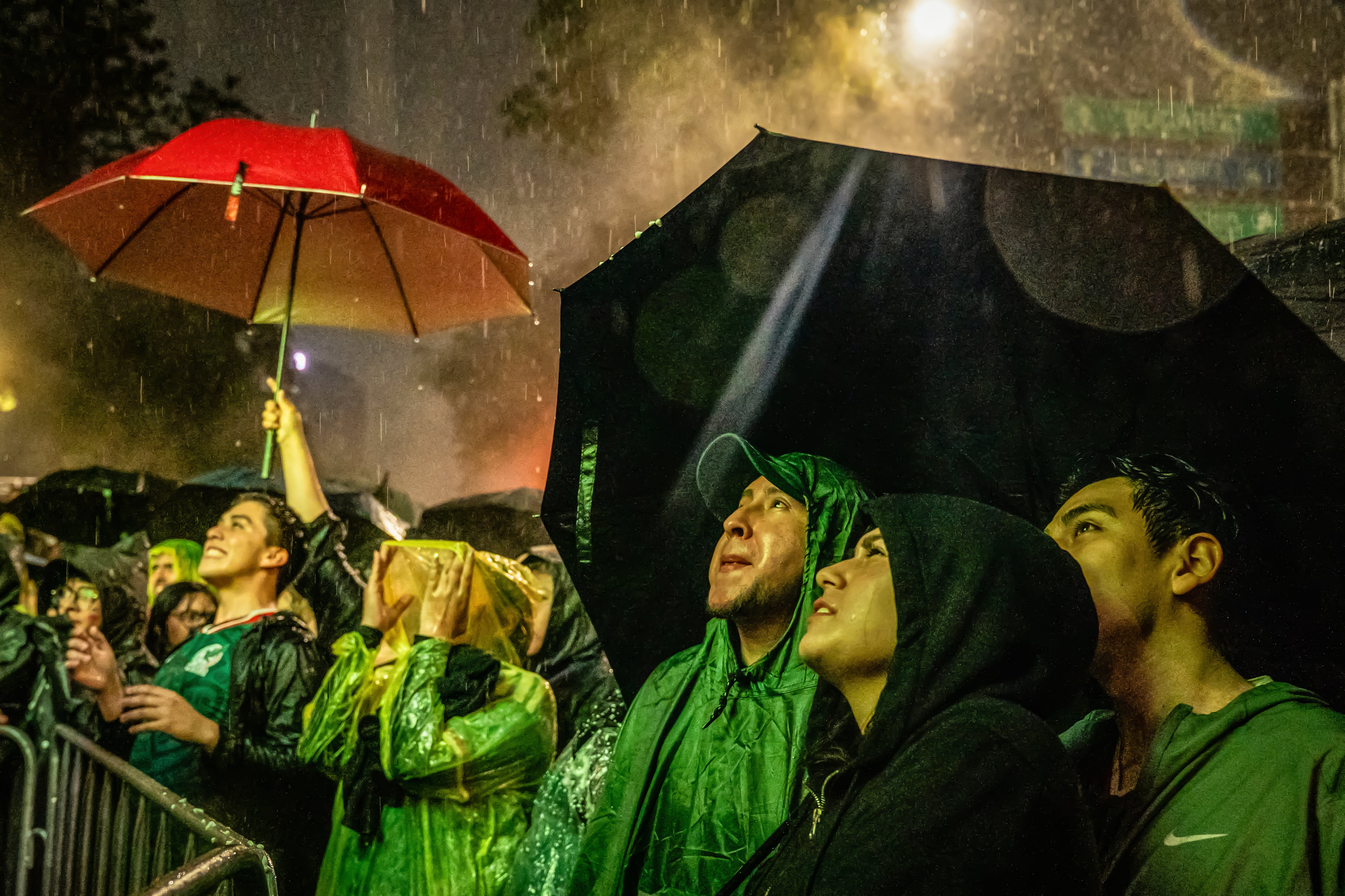 Aficionados observan el partido en Avenida Paseo de la Reforma. 