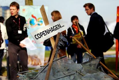 Acción de los grupos ecologistas en la conferencia del clima de Bonn en la que una pila de cristales rotos recuerda el fracaso de la cumbre de Copenhague de diciembre