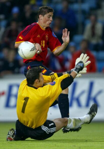 Fernando Torres en un lance de la final del Europeo sub-19 con el portero alemán Daniel Haas. El delantero rojiblanco fue el autor del gol que le dio la victoria a España en aquel partido. Noruega acogió un campeonato que estrenaba formato ese año: 2002.
