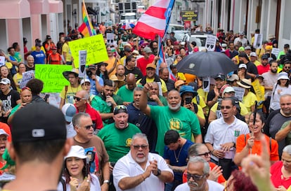 Cientos de puertorrique?os se manifiestan durante una marcha en conmemoracin del Da del Trabajador este mircoles, en San Juan.