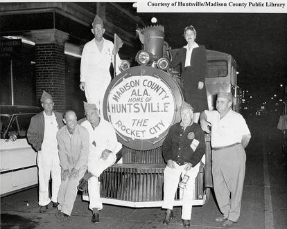 La ciudad de Huntsville, en Alabama, fue el hogar del Arsenal de Redstone y del famoso equipo de expertos en cohetes dirigido por el doctor Wernher Von Braun. Huntsville fue rebautizada como 'Ciudad Rocket', como se muestra en esta fotografía, tomada en la década de de 1950 en Huntsville, Alabama.
