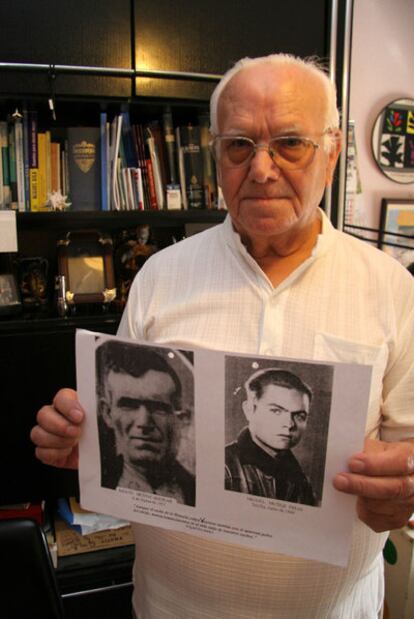 Manuel Muñoz muestra dos retratos de su padre y su hermano.