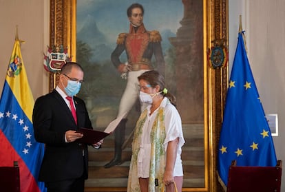 El ministro de Exteriores venezolano, Jorge Arreaza, conversaba ayer en Caracas con la embajadora de la UE, Isabel Brilhante.