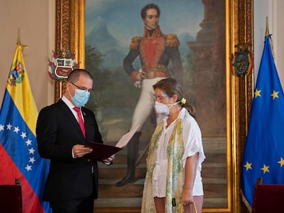 El ministro de Exteriores venezolano, Jorge Arreaza, conversaba ayer en Caracas con la embajadora de la UE, Isabel Brilhante.