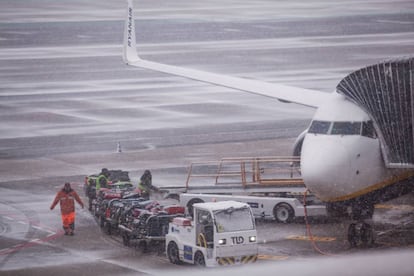 Snow at Madrid&rsquo;s Barajas airport on Monday.