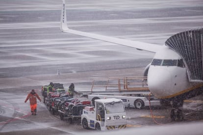 Snow at Madrid’s Barajas airport on Monday.