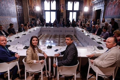 El presidente de la Generalitat Valenciana, Carlos Mazón, junto a la consejera de Hacienda, Ruth Merino, durante una reunión con los proveedores de la Generalitat, a 22 de mayo de 2025, en Valencia, Comunidad Valenciana (España), este jueves en el Palau de la Generalitat.