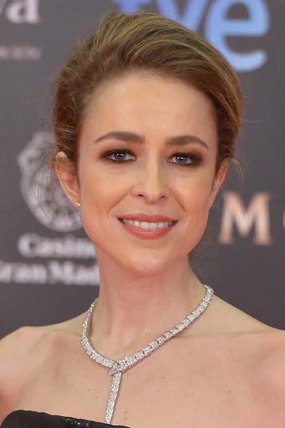 Deslumbrante fue la gargantilla de Bulgari que luci Silvia Abascal. Una elegante y sofisticada pieza con el que puso el punto y final (perfecto) a su atuendo.