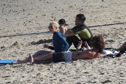 Lindsay Lohan, fumando en una playa de Malibú.
