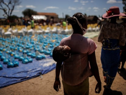 Reparto del Programa Mundial de Alimentos el 12 de febrero en el municipio de Antanimora, en Madagascar.