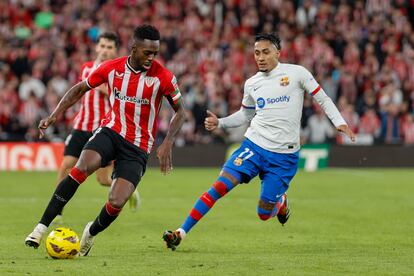 Acción durante el Athletic-Barcelona de este domingo.