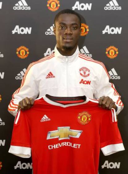 Bailly posa con la camiseta del United.