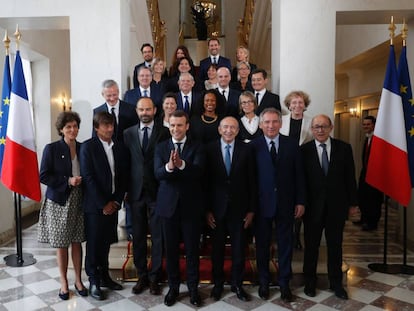 Macron posa con su primer ministro y ministros este jueves en el El&iacute;seo. 