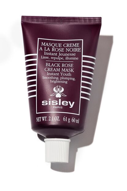 Zona T

	La frente, la nariz y la barbilla crean más glándulas sebáceas que el resto del rostro, por eso usamos limpiadores fuertes. Un error porque rompen la capa natural. La solución son mascarillas que purifican sin agredir, como esta de Sisley, con rosa negra y extracto de gordolobo, un activo único. Mascarilla a la rosa negra de Sisley (104 euros).