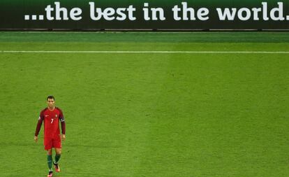 Cristiano Ronaldo camina en solitario durante el partido que jug&oacute; contra Islandia