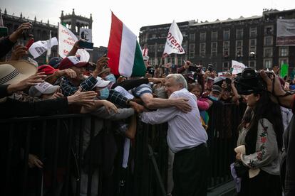 El presidente de México, Andrés Manuel López Obrador, abraza a sus simpatizantes durante la marcha de este 27 de noviembre, en el Zócalo capitalino.