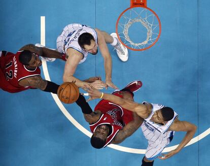 Wesley Matthews, con el balón, ataca la canasta rodeado por (de izquierda a derecha) Aldridge, Anderson y Davis en el Portland-Nueva Orleans.