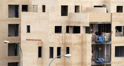 Obras de construcción de bloques de vivienda nueva en Madrid.