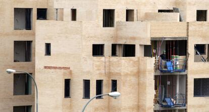 Obras de construcci&oacute;n de bloques de vivienda nueva en Madrid.