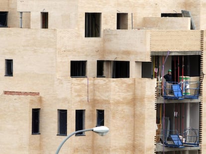 Obras de construcci&oacute;n de bloques de vivienda nueva en Madrid.