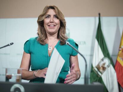 La presidenta de la Junta de Andaluc&iacute;a, Susana D&iacute;az, con las banderas andaluza y espa&ntilde;ola.