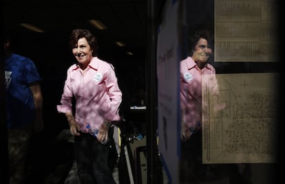 Jacky Rosen, candidata al Senado, tras depositar su voto en una oficina demócrata en Las Vegas.