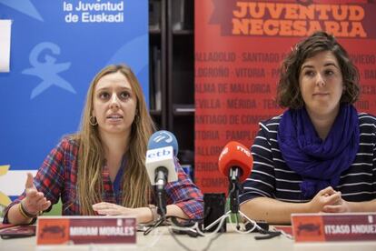 Miriam Morales e Itsaso Andueza, del Consejo de la Juventud de Euskadi, en la presentación del último informe sobre jóvenes.