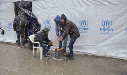 Varios refugiados se calientan junto a una hoguera en el campamento de de Moria, en la isla de Lesbos (Grecia) el 9 de enero de 2017.