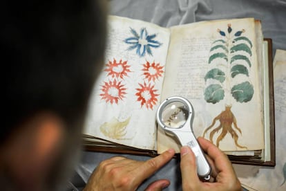 Un empleado de la editorial española Siloé trabaja para clonar el manuscrito Voynich en Burgos en 2016.