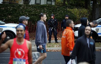 La policía vigila la zona de salida del Maratón de Nueva York, el 5 de noviembre de 2017.