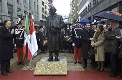 Azkuna aplaude tras descubrirse la estatua, mientras Ibarretxe saluda a familiares del<i> lehendakari </i>Aguirre presentes en el acto.