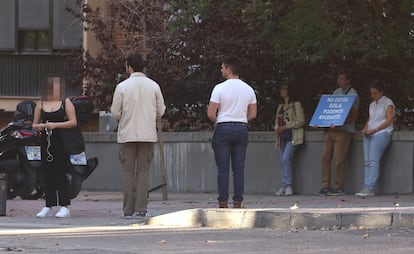 07-10-23. (DVD 1181). Un grupo de personas antiabortistas frente a la clínica Dator en Madrid esperan a mujeres que quieran abortar. Jaime Villanueva