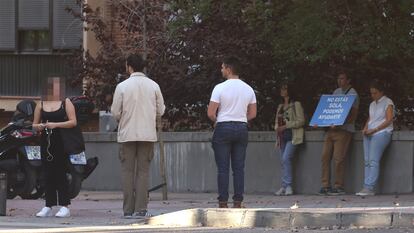 Un grupo de personas antiabortistas frente a la clínica Dator en Madrid esperan a mujeres que quieran abortar.