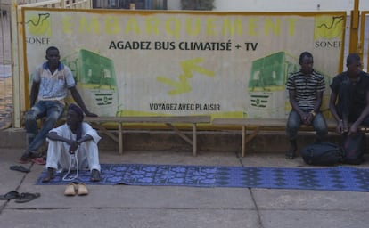 En Niamey, los migrantes, básicamente hombres —aunque cada vez más mujeres de países como Ghana o Nigeria se suman a la emigración—  cogerán el autobús hacia Agadez en un viaje que será plácido en comparación con lo que les espera después.