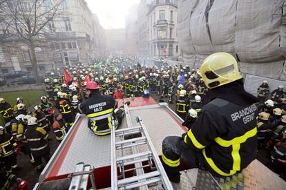 Manifestación en Bélgica de bomberos reclamando mejores condiciones laborales.