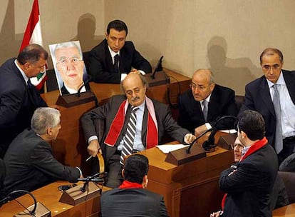 El líder druso, Walid Jumblatt (centro), conversa ayer con otros diputados antisirios en el Parlamento de Beirut.