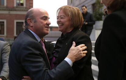 El ministro de Economía, Luis de Guindos, saluda a la nueva presidenta del Consejo Superior de Investigaciones Científicas, Rosa Menéndez, a su llegada al acto de toma posesión de su cargo.