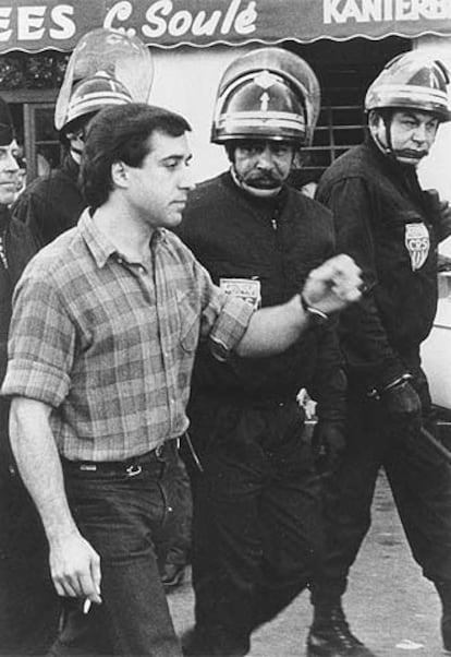 Parot, detenido por policías franceses durante una manifestación en 1988.