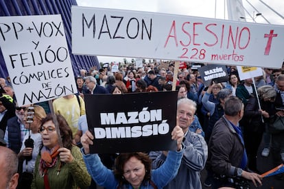 Asociaciones de víctimas de la dana y movimientos sociales concentrados esta semana frente a una de las sedes del congreso del PP Europeo en Valencia