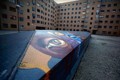 Edificios de protección oficial y de fondos de inversión han sido okupados por bandas mafiosas en el Ensanche de Vallecas.