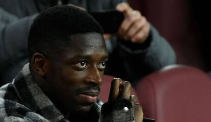 Dembélé, en la grada del Camp Nou en el duelo ante el Levante.