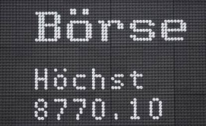 Una pantalla muestra información bursátil en el mercado de valores de Fráncfort (Alemania). EFE/Archivo