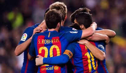 Los jugadores del Bar&ccedil;a celebran un gol a la Real.