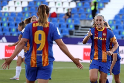 Alexia Putellas celebra junto a Mariona Caldenteny el gol que acababa de marcar el Barcelona ante el Madrid el pasado mes de mayo.