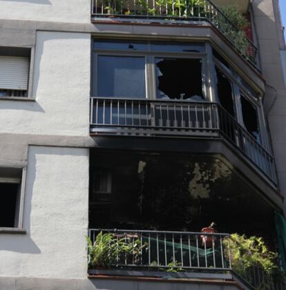 Un incendio obliga a desalojar a 90 vecinos en un inmueble en Barcelona.